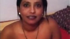 Indian Auntie Shows Tits-XCAM5.COM